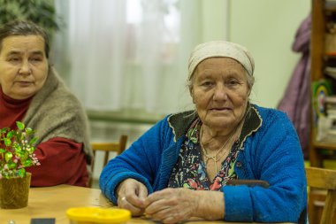 Mesleki terapi sırasında yaşlı insanlar