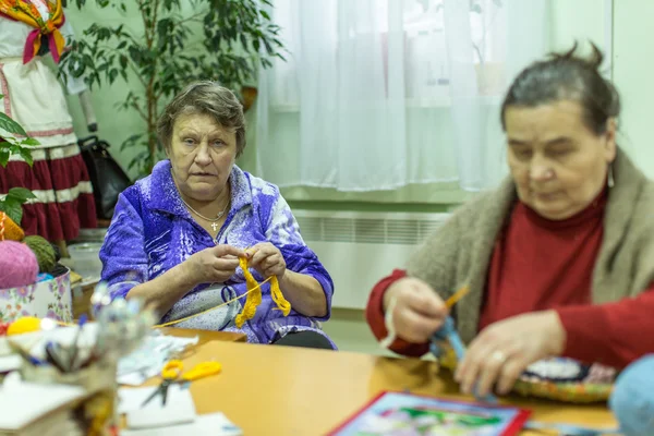 Mesleki terapi sırasında yaşlı insanlar