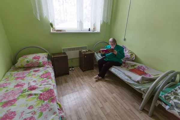 Elderly woman in rehabilitation department — Stock Photo, Image