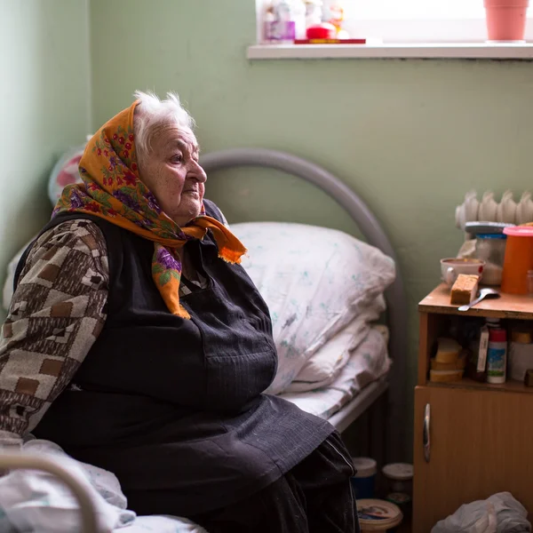 Пожилая женщина в отделении реабилитации — стоковое фото