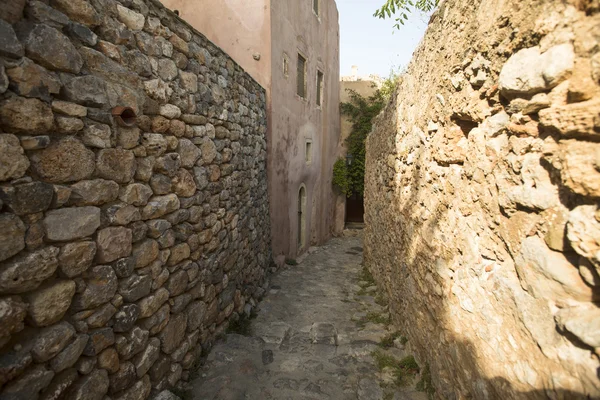 石头房子在中世纪堡垒，莫奈姆瓦夏 — 图库照片