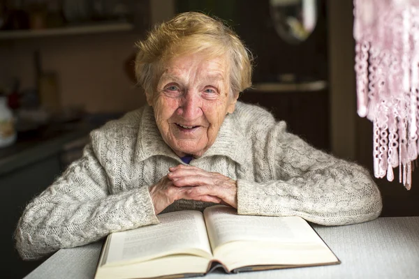 Yaşlı kadın ile bir kitap — Stok fotoğraf