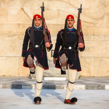 Meçhul asker mezarı koruyan evzone