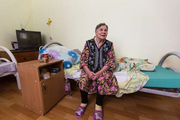 Elderly woman in rehabilitation department — Stock Photo, Image