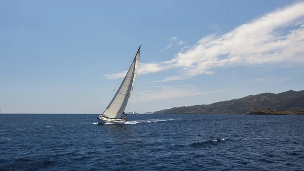 Ιστιοπλοΐα στον αέρα μέσα από τα κύματα — Stockfoto