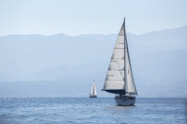 Dalgalar üzerinde lüks yatlar