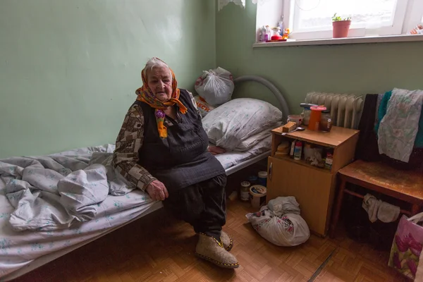 Elderly woman in rehabilitation department — Stock Photo, Image