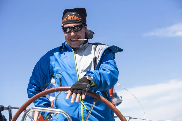 Marinheiro participa na regata de vela — Fotografia de Stock