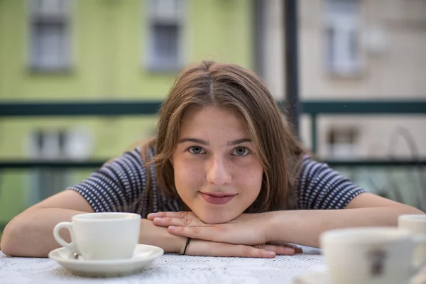 Chica sentada en un café al aire libre . —  Fotos de Stock