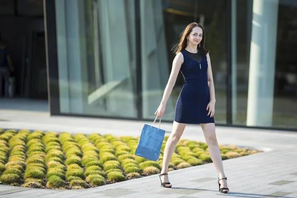 Menina com saco de compras na rua — Fotografia de Stock