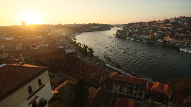Uitzicht op de rivier Douro tijdens zonsondergang bij Porto, Portugal. — Stockvideo