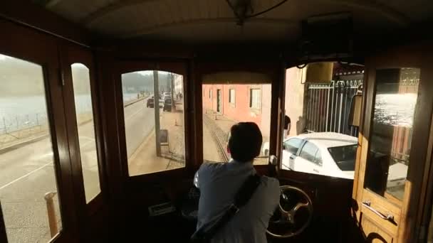 V tramvaji na dědictví turistické trasy na březích Douro. — Stock video