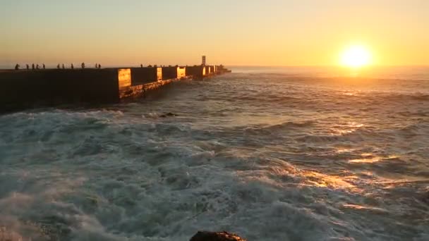 Vacker solnedgång på havet pier. — Stockvideo
