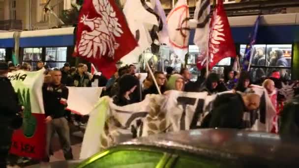 Nacionalisták az tiltakozás közepén Krakkó, Lengyelország. — Stock videók