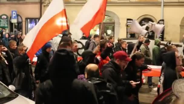 Nationalisten protest in het centrum van Krakow, Polen. — Stockvideo