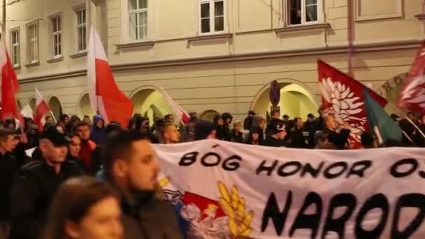 Nacionalisták az tiltakozás közepén Krakkó, Lengyelország. — Stock videók