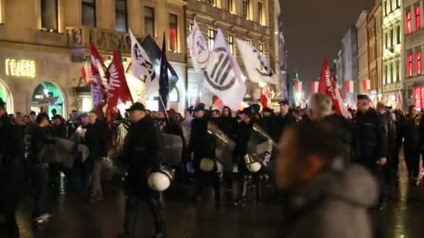 Εθνικιστές διαμαρτυρίας στο κέντρο της Κρακοβίας, Πολωνία. — Αρχείο Βίντεο