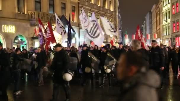 Nacionalistas protestan en el centro de Cracovia, Polonia . — Vídeo de stock