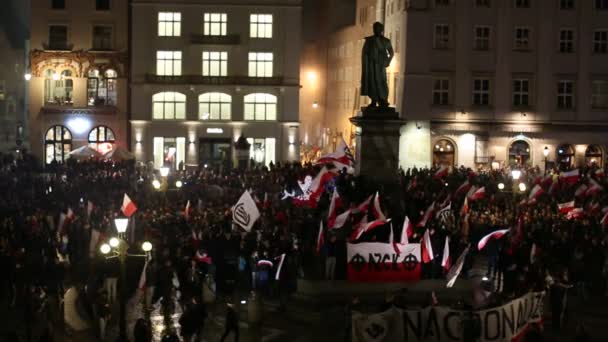 Nationalisten protest in het centrum van Krakow, Polen. — Stockvideo