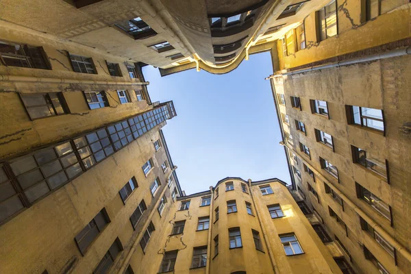 Bottom view of courtyard of St. Petersburg — Stock Photo, Image