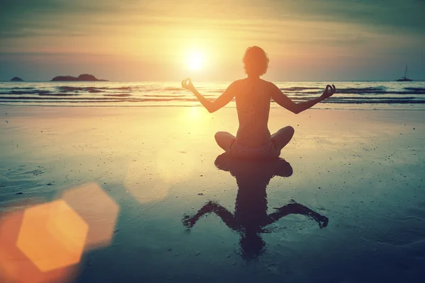 Silhouette de fille assise dans la pose de yoga — Photo