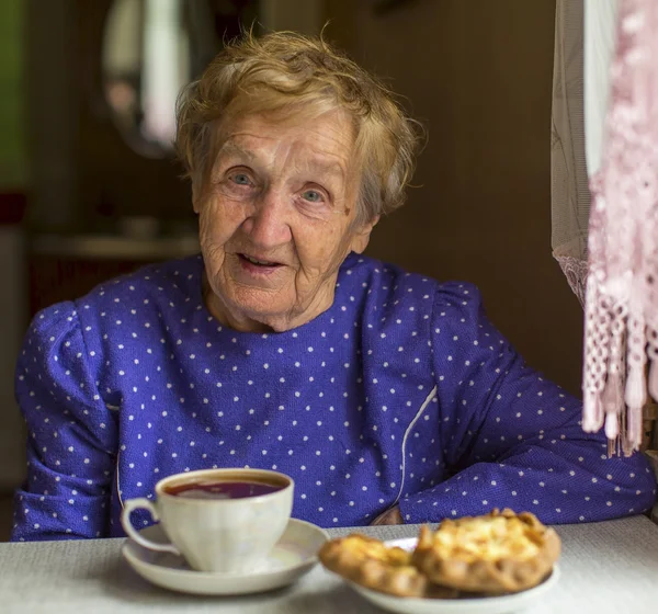 Oudere vrouw het drinken van thee — Stockfoto