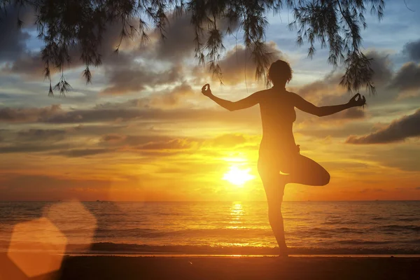 Silhuett av flicka stående i yogaställning — Stockfoto