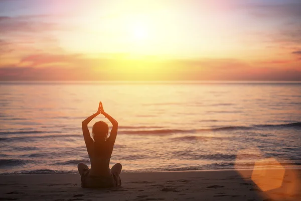 Femme en pose de yoga sur la plage — Photo