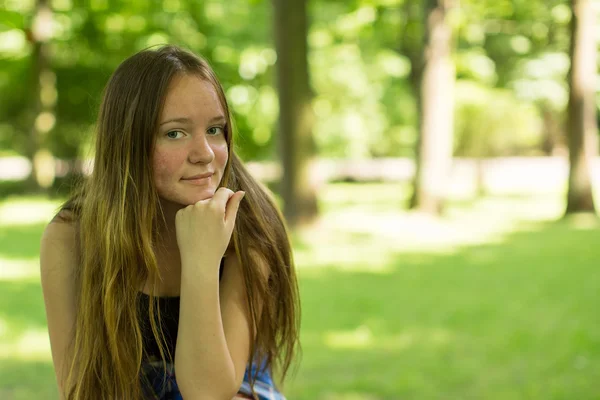 Tiener meisje in het park — Stockfoto