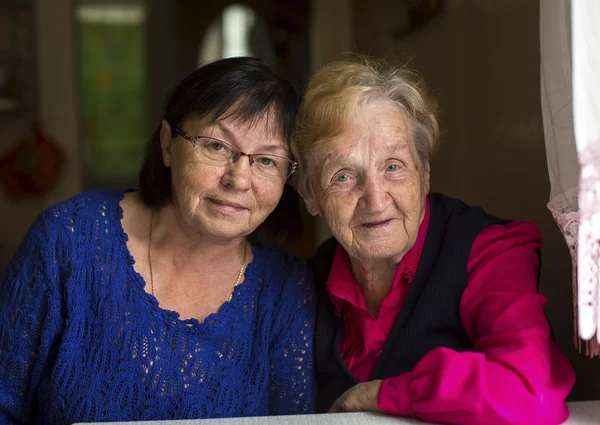 Donna con sua madre matura — Foto Stock