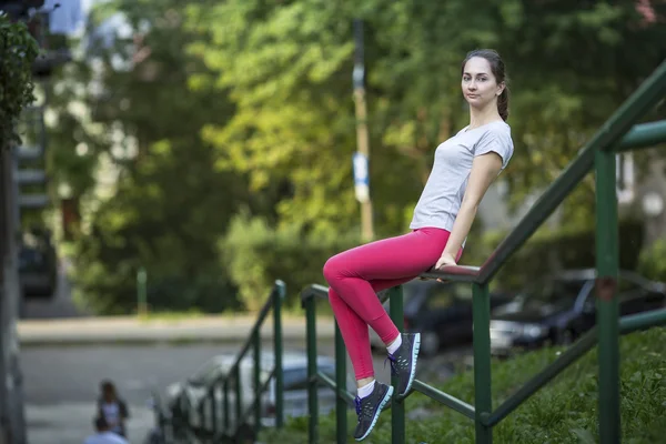 Athlète féminine au repos dans le parc . — Photo