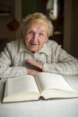 yaşlı kadın ile bir kitap