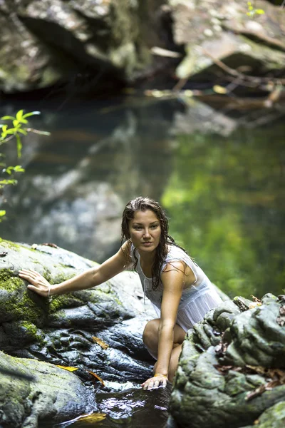 Vrouw badend in de stream — Stockfoto