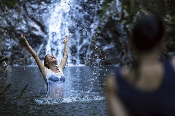 Mulher tomando banho perto da cachoeira — Fotografia de Stock