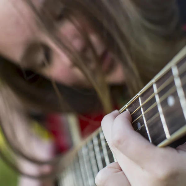 Девочка играет на гитаре — стоковое фото