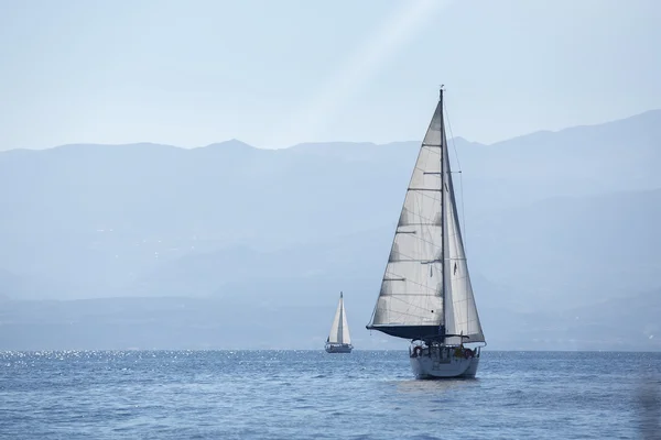 Navegar en el viento a través de las olas —  Fotos de Stock