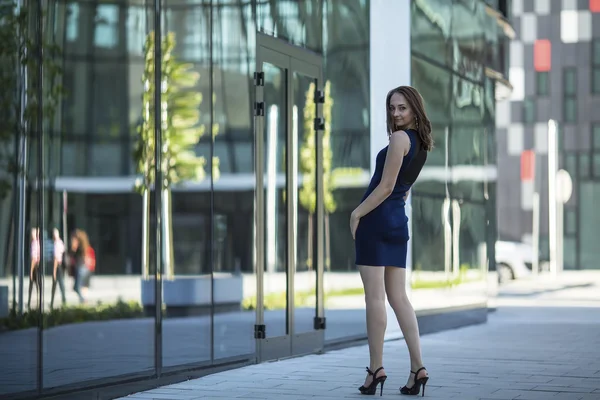 Jovem mulher de pé na rua . — Fotografia de Stock