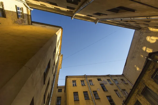 Typical courtyard in St. Petersburg — Stock Photo, Image