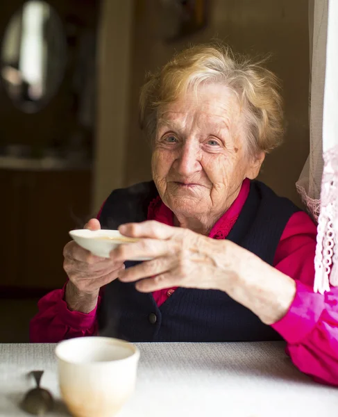 Volwassen vrouw die thee drinkt — Stockfoto