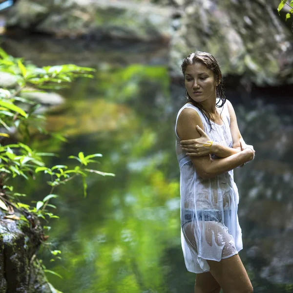 Mujer cerca del estanque — Foto de Stock