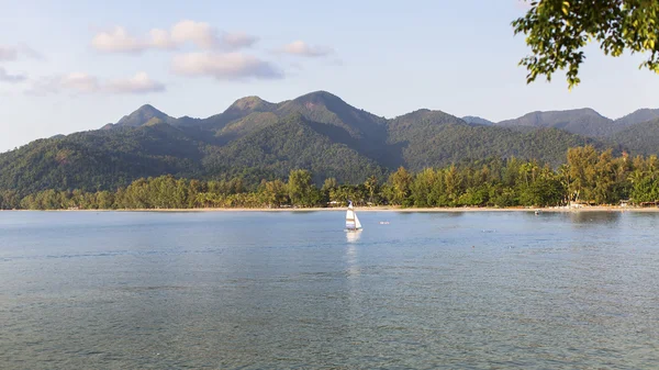 Yacht in bella laguna — Foto Stock