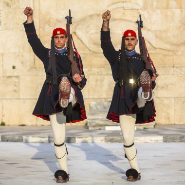 Meçhul asker mezarı koruyan evzone