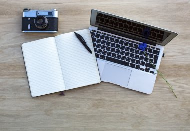 dizüstü bilgisayar, not defteri ve film fotoğraf makinesi