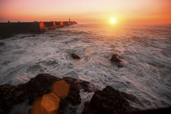 Okyanus ve gün batımı sırasında İskelesi — Stok fotoğraf