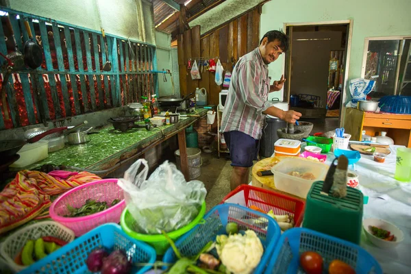 Local man on the kitchen, Thailand Stockfoto