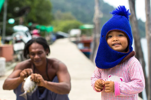 Locali non identificati nel villaggio di pescatori, Thailandia — Foto Stock