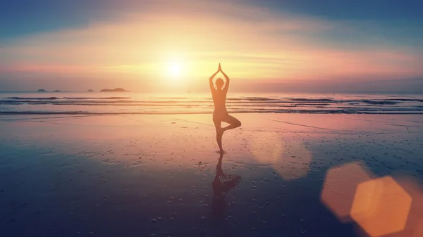 Yoga yapan kadın kumsalda poz veriyor. — Stok fotoğraf