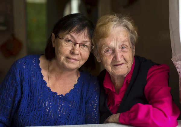 Frau mit ihrer reifen Mutter — Stockfoto