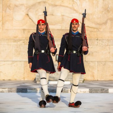 Meçhul asker mezarı koruyan evzone