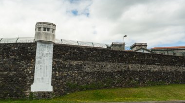 Duvarları eski Ponta Delgada cezaevi